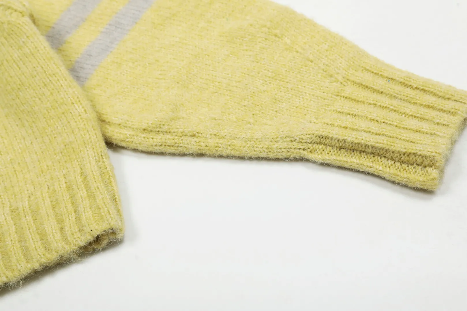 VIVI138# vivienne west wood 25th spring new model, three-color yarn wool splicing embroidered chapter design round neck 🧩 5.5-count custom-woven and dyed tunic hair, definitely not the spandex imitation wool on the market 🧩100% restoration of heavy-duty weaving method loose cuffs restored original pattern 🧩high embroidery density single chapter embroidery 20,000 stitches 🧩100% chemically tested custom-woven and dyed wool, 0 color difference. Size: 1 yard (90-110 pounds) 2 yards (110-130 pounds) 3 yards (130-150 pounds) Color: gray yellow